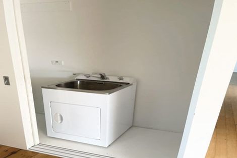 Photo of property in 7 Edgerton Road, Te Atatu Peninsula, Auckland, 0610