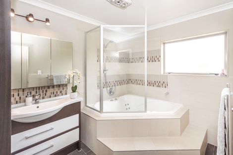 Photo of property in 37 Ina Ville Drive, Pukekohe, 2120