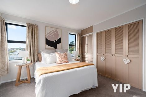 Photo of property in 2 Griffiths Grove, Newlands, Wellington, 6037