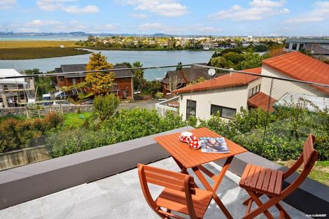 Photo of property in 195 West Harbour Drive, West Harbour, Auckland, 0618