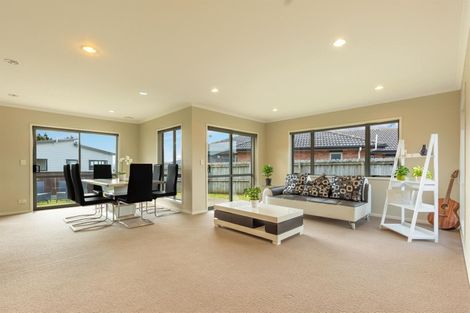 Photo of property in 16 Mcwhirters Farm Lane, Massey, Auckland, 0614