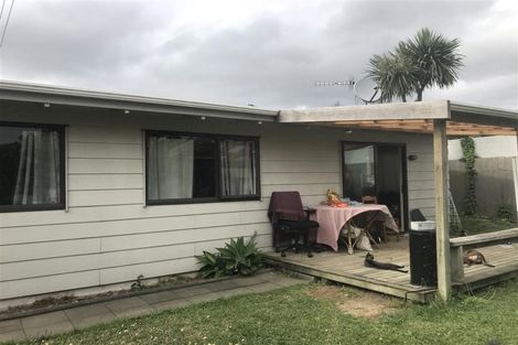 Photo of property in 17 Huruhuru Road, Massey, Auckland, 0614