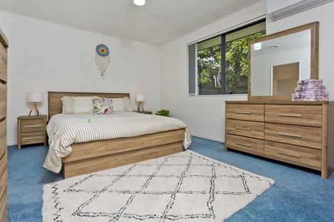 Photo of property in 16 Plumstead Rise, Glen Eden, Auckland, 0602