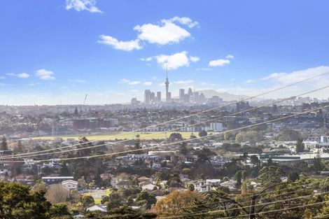 Photo of property in 2 Fairmount Road, Titirangi, Auckland, 0604