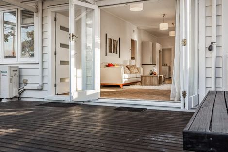 Photo of property in 21 Islington Avenue, New Lynn, Auckland, 0600