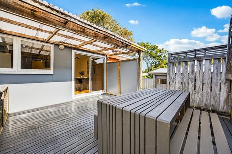 Photo of property in 12 Firle Place, Green Bay, Auckland, 0604