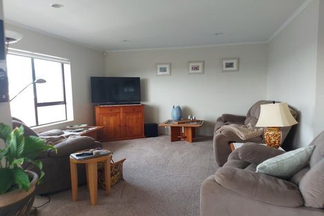 Photo of property in 2/85 Raleigh Road, Northcote, Auckland, 0627