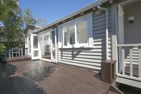 Photo of property in 4 Cleve Road, Green Bay, Auckland, 0604