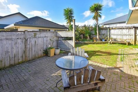 Photo of property in 22 Moyrus Crescent, East Tamaki Heights, Auckland, 2016