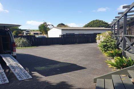Photo of property in 28 Riverside Drive, Waiuku, 2123