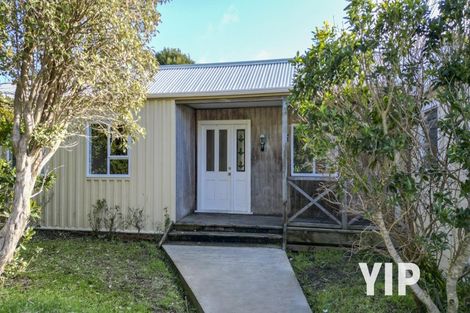 Photo of property in 10 Miles Crescent, Newlands, Wellington, 6037