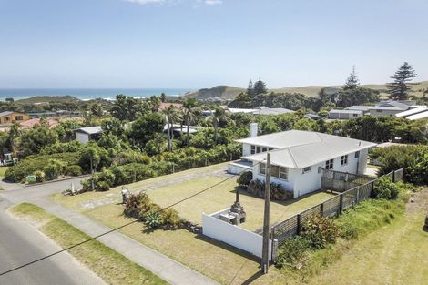 Photo of property in 32 Ripiro Drive, Baylys Beach, Dargaville, 0377