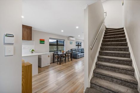 Photo of property in 2 Lumbarda Drive, Kumeu, 0810