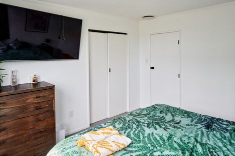 Photo of property in 27 Griffiths Grove, Newlands, Wellington, 6037