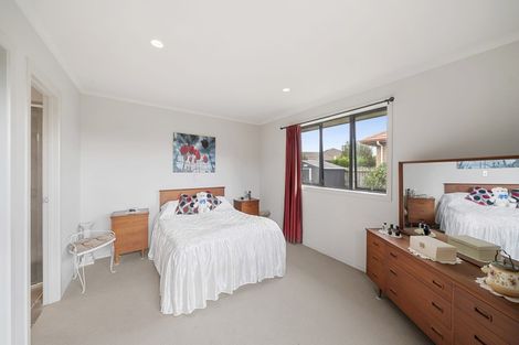 Photo of property in 16 Breaker Grove, Waiuku, 2123