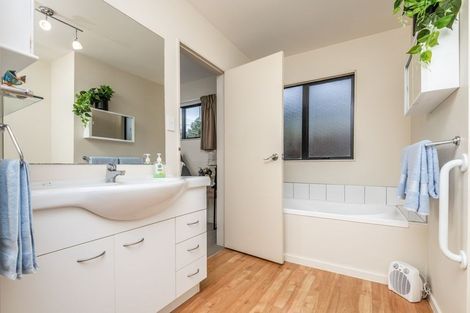 Photo of property in 7a Lyndfield Lane, Newlands, Wellington, 6037