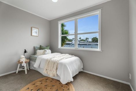 Photo of property in 42 Lauderdale Road, Birkdale, Auckland, 0626