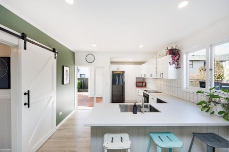 Photo of property in 15 Colombo Street, Hokowhitu, Palmerston North, 4410