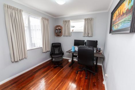 Photo of property in 9 Pinkerton Grove, Newlands, Wellington, 6037