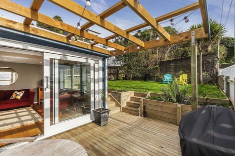 Photo of property in 14 Edinburgh Terrace, Berhampore, Wellington, 6023
