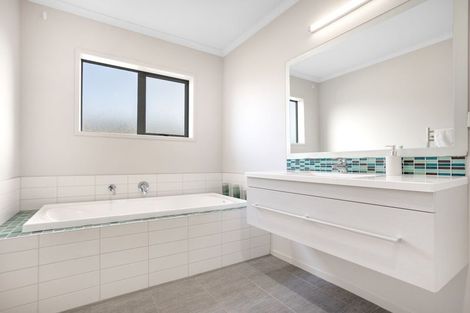 Photo of property in 1 Bravo Place, Whitianga, 3510