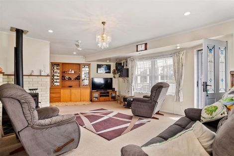 Photo of property in 1 Edgewood Way, Henderson, Auckland, 0612