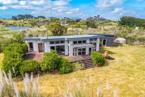 Photo of property in 32 Reay Mackay Grove, Waikawa Beach, Manakau, 5573