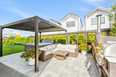 Photo of property in 69 Karepiro Drive, Stanmore Bay, Whangaparaoa, 0932