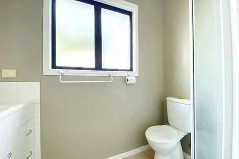 Photo of property in 67 Beach Road, Te Atatu Peninsula, Auckland, 0610