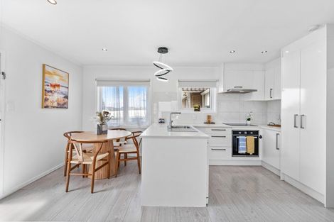 Photo of property in 4/94 Lynwood Road, New Lynn, Auckland, 0600