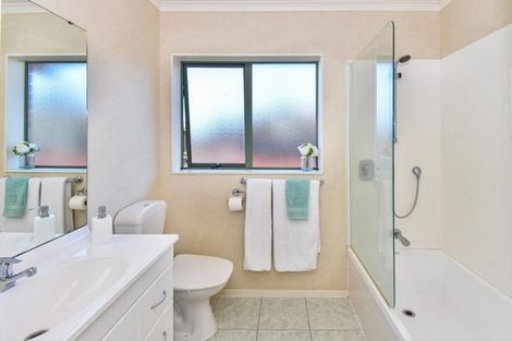 Photo of property in 33 Sandwick Drive, Weymouth, Auckland, 2103