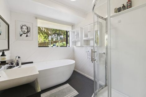 Photo of property in 10 Emery Grove, Bayview, Auckland, 0629