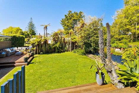 Photo of property in 33 Noall Street, Te Atatu Peninsula, Auckland, 0610