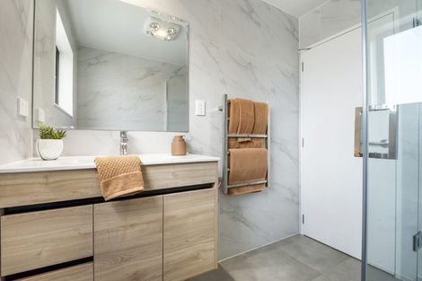 Photo of property in 49a Meadowood Drive, Unsworth Heights, Auckland, 0632