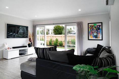 Photo of property in 18 Crosby Road, West Harbour, Auckland, 0618