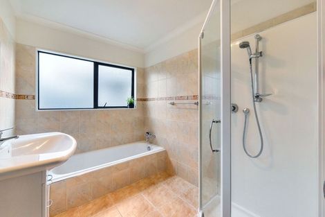 Photo of property in 2/890 East Coast Road, Northcross, Auckland, 0630