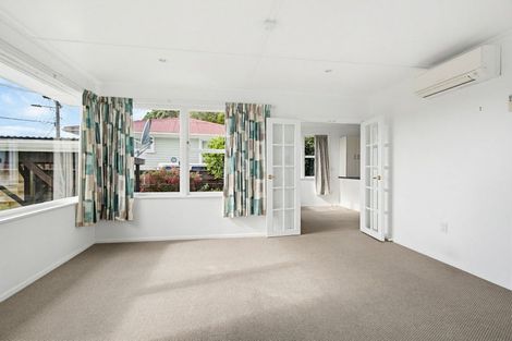 Photo of property in 4 Beverley Grove, Paparangi, Wellington, 6037