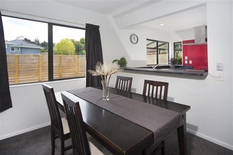 Photo of property in 2/8 Fuchsia Place, Birkdale, Auckland, 0626