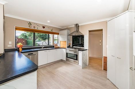 Photo of property in 32 Quadrant Heights, Paraparaumu, 5032