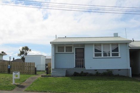 Photo of property in 2 Tiki Street, Castlecliff, Whanganui, 4501