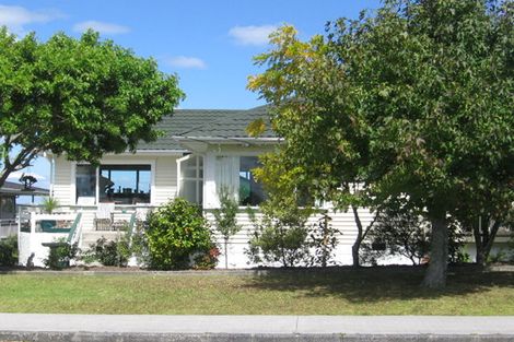 Photo of property in 2/22 Knights Road, Rothesay Bay, Auckland, 0630