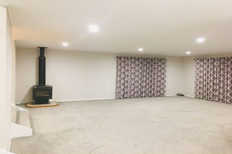 Photo of property in 92 Manhattan Heights, Glendene, Auckland, 0602