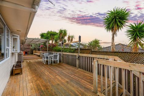 Photo of property in 2/16 Fernbird Place, Massey, Auckland, 0614