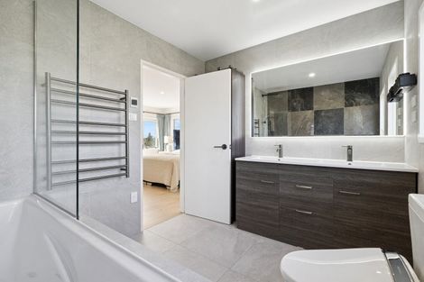 Photo of property in 16 Almond Grove, Greenhithe, Auckland, 0632