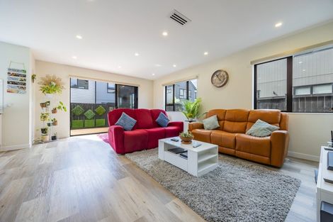 Photo of property in 16 Cara Avenue, Kumeu, 0810