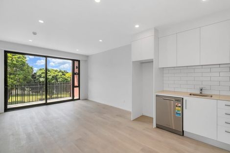 Photo of property in 25 Potter Avenue, Northcote, Auckland, 0627