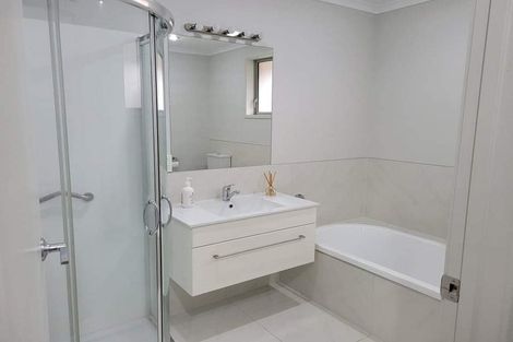 Photo of property in 28 Helenslee Road, Pokeno, 2402