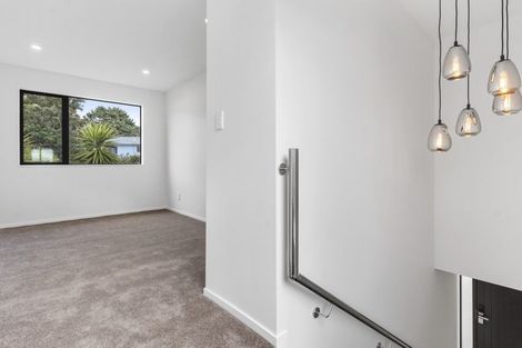 Photo of property in 8a Tahinga Street, Northcote, Auckland, 0627