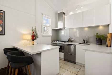 Photo of property in 18 Porritt Avenue, Mount Victoria, Wellington, 6011