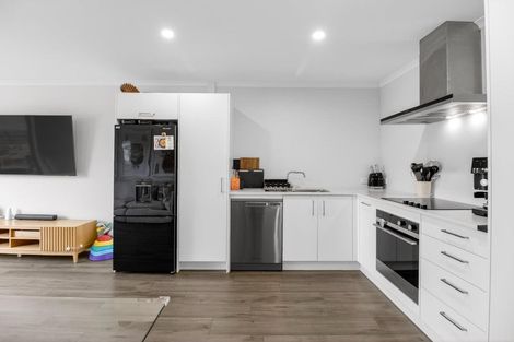 Photo of property in 54 Papatupu Way, Kumeu, 0810